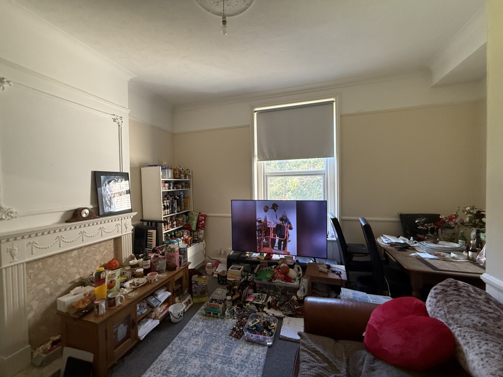 Lot: 70 - TWO-BEDROOM FLAT FOR INVESTMENT - Living and dining room